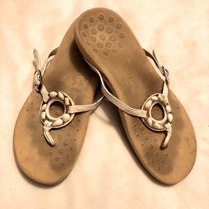 Vionic Ricci white leather thong sandals
